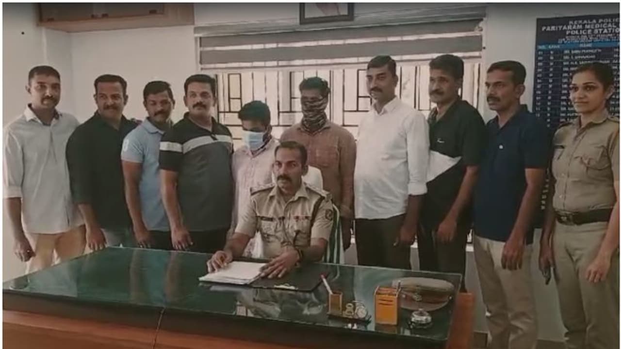 സിഐ നളിനാക്ഷൻ ഇൻ ആക്ഷൻ! ദി റിയൽ പരിയാരം സ്ക്വാഡ്, കവർച്ചാ തലവനെ അവരുടെ മടയിൽ കയറി തേടിപ്പിടിച്ച വീരകഥ സിഐ നളിനാക്ഷൻ ഇൻ ആക്ഷൻ! ദി റിയൽ പരിയാരം സ്ക്വാഡ്, കവർച്ചാ തലവനെ അവരുടെ മടയിൽ കയറി തേടിപ്പിടിച്ച വീരകഥ