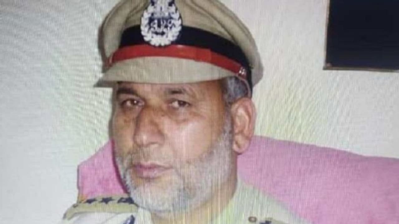ಕಾಶ್ಮೀರದಲ್ಲಿ ಉಗ್ರರ ಗುಂಡಿಗೆ ಬಲಿಯಾದ ನಿವೃತ್ತ ಪೊಲೀಸ್ ಅಧಿಕಾರಿ: ಮತ್ತೆ ಭಯೋತ್ಪಾದಕರ ಅಟ್ಟಹಾಸ! ಕಾಶ್ಮೀರದಲ್ಲಿ ಉಗ್ರರ ಗುಂಡಿಗೆ ಬಲಿಯಾದ ನಿವೃತ್ತ ಪೊಲೀಸ್ ಅಧಿಕಾರಿ: ಮತ್ತೆ ಭಯೋತ್ಪಾದಕರ ಅಟ್ಟಹಾಸ!
