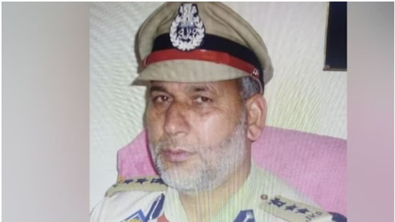 വിരമിച്ച പൊലീസ് ഉദ്യോഗസ്ഥനെ പള്ളിയിൽ പ്രാർത്ഥിച്ചു കൊണ്ടിരിക്കെ ഭീകരർ കൊലപ്പെടുത്തി വിരമിച്ച പൊലീസ് ഉദ്യോഗസ്ഥനെ പള്ളിയിൽ പ്രാർത്ഥിച്ചു കൊണ്ടിരിക്കെ ഭീകരർ കൊലപ്പെടുത്തി