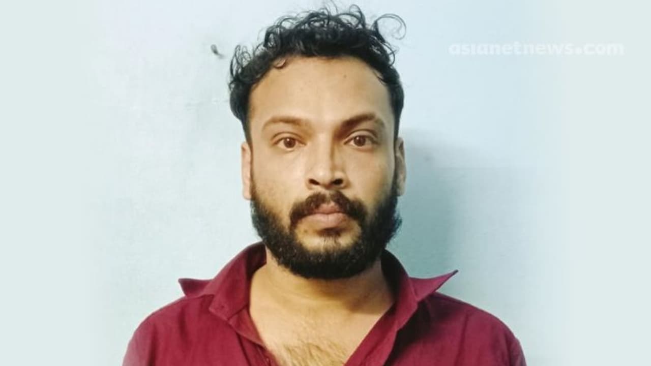 മലപ്പുറത്ത് കാറിലിരുന്ന് എംഡിഎംഎ ഉപയോഗിക്കുന്നതിനിടെ യുവാവ് പിടിയില് മലപ്പുറത്ത് കാറിലിരുന്ന് എംഡിഎംഎ ഉപയോഗിക്കുന്നതിനിടെ യുവാവ് പിടിയില്