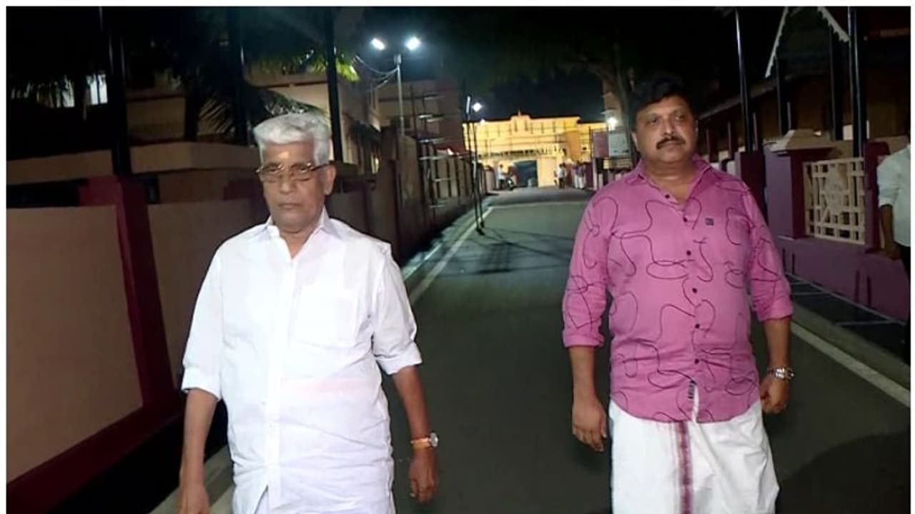 നിയുക്ത മന്ത്രി ഗണേഷ് കുമാര് എൻഎസ്എസ് ആസ്ഥാനത്ത്, സുകുമാരൻ നായരുമായി കൂടിക്കാഴ്ച നിയുക്ത മന്ത്രി ഗണേഷ് കുമാര് എൻഎസ്എസ് ആസ്ഥാനത്ത്, സുകുമാരൻ നായരുമായി കൂടിക്കാഴ്ച