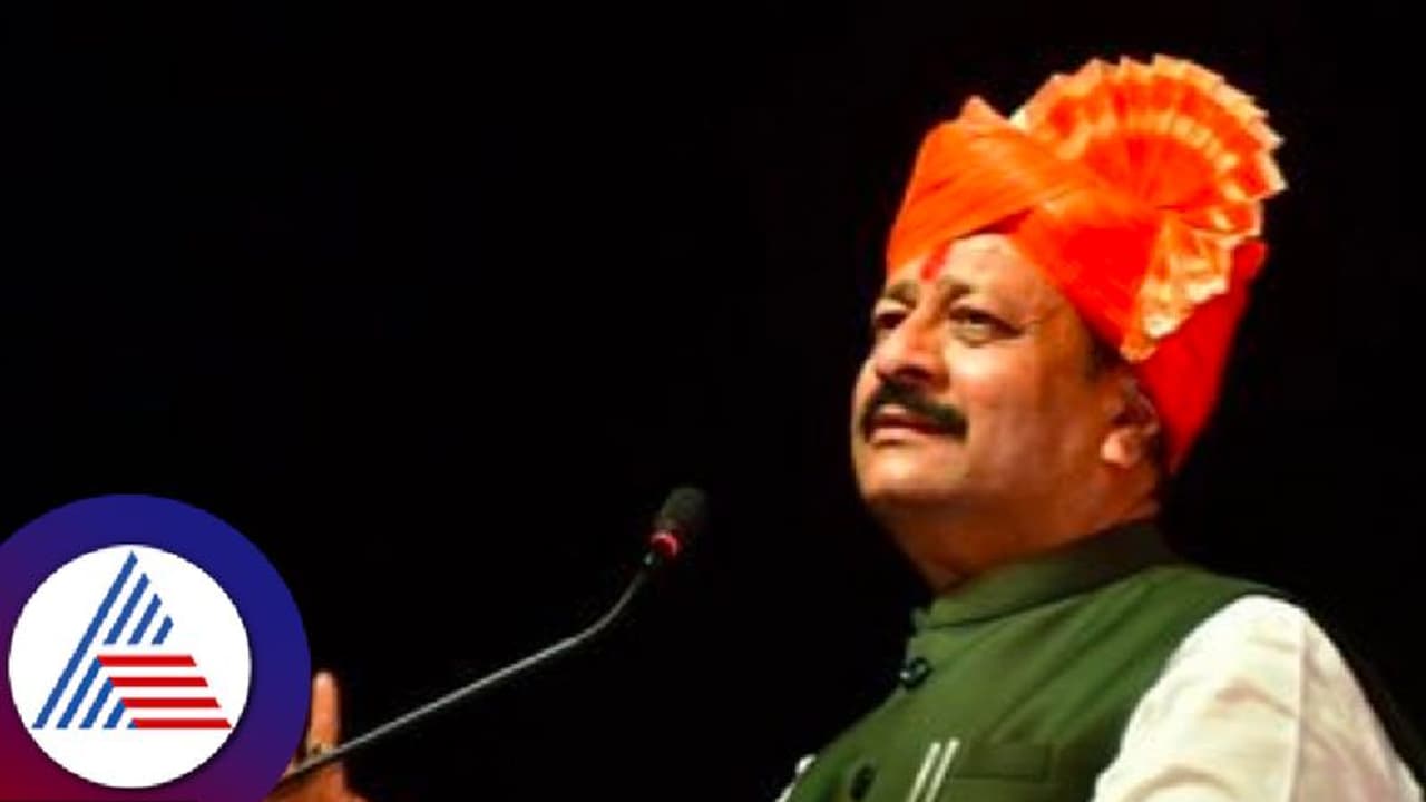 ರಾಯಚೂರು ಪಂಚಮಸಾಲಿ ಮೀಸಲಾತಿ ಸಮಾವೇಶ: ಭಾಷಣದುದ್ದಕ್ಕೂ ಬಿಎಸ್ವೈ, ವಿಜಯೇಂದ್ರ ವಿರುದ್ಧ ವಾಗ್ದಾಳಿ ನಡೆಸಿದ ಯತ್ನಾಳ್! ರಾಯಚೂರು ಪಂಚಮಸಾಲಿ ಮೀಸಲಾತಿ ಸಮಾವೇಶ: ಭಾಷಣದುದ್ದಕ್ಕೂ ಬಿಎಸ್ವೈ, ವಿಜಯೇಂದ್ರ ವಿರುದ್ಧ ವಾಗ್ದಾಳಿ ನಡೆಸಿದ ಯತ್ನಾಳ್!