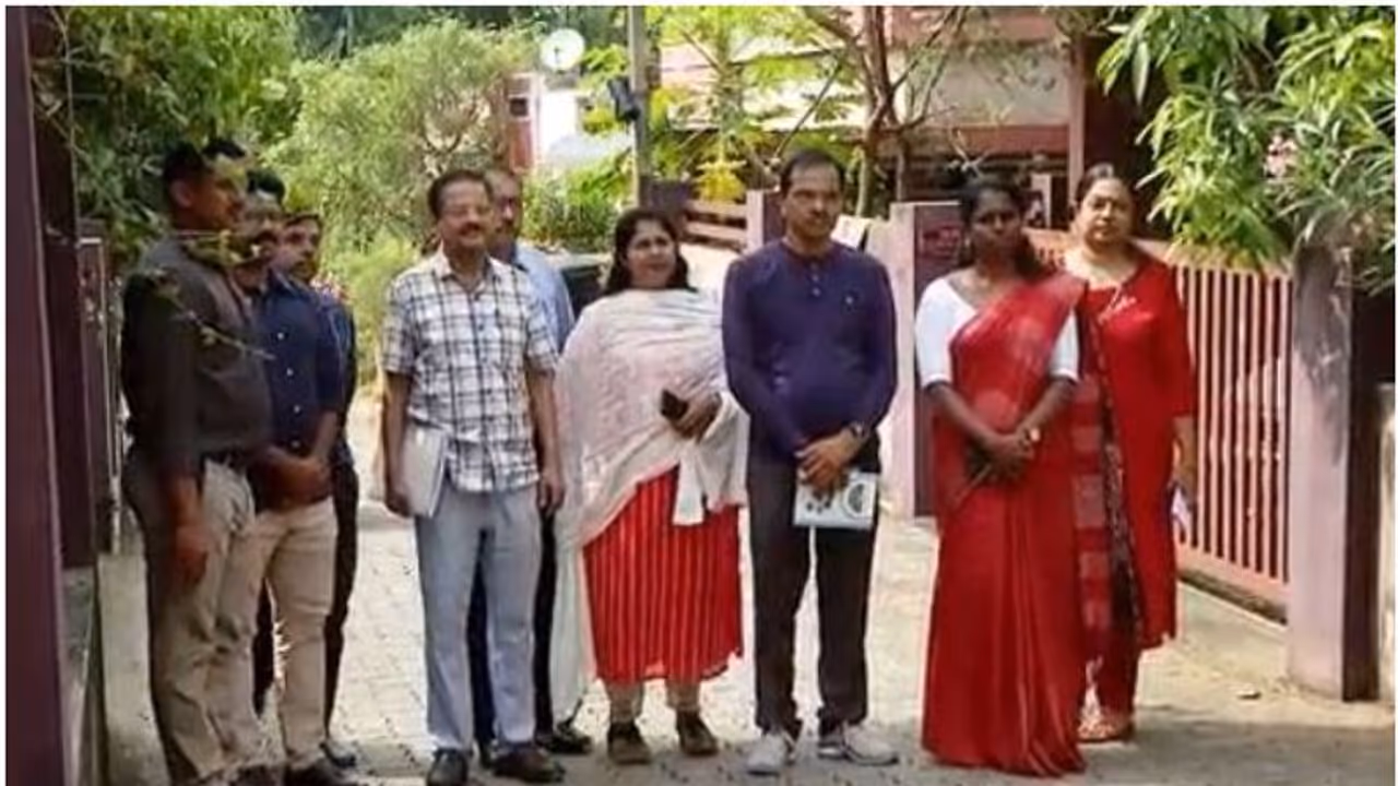 ട്വന്റി ട്വന്റി ഭരിക്കുന്ന പഞ്ചായത്തുകളിൽ കേന്ദ്ര സംഘത്തിന്റെ പരിശോധന; സഹകരിക്കാതെ സംസ്ഥാനത്തെ ഉദ്യോഗസ്ഥർ ട്വന്റി ട്വന്റി ഭരിക്കുന്ന പഞ്ചായത്തുകളിൽ കേന്ദ്ര സംഘത്തിന്റെ പരിശോധന; സഹകരിക്കാതെ സംസ്ഥാനത്തെ ഉദ്യോഗസ്ഥർ