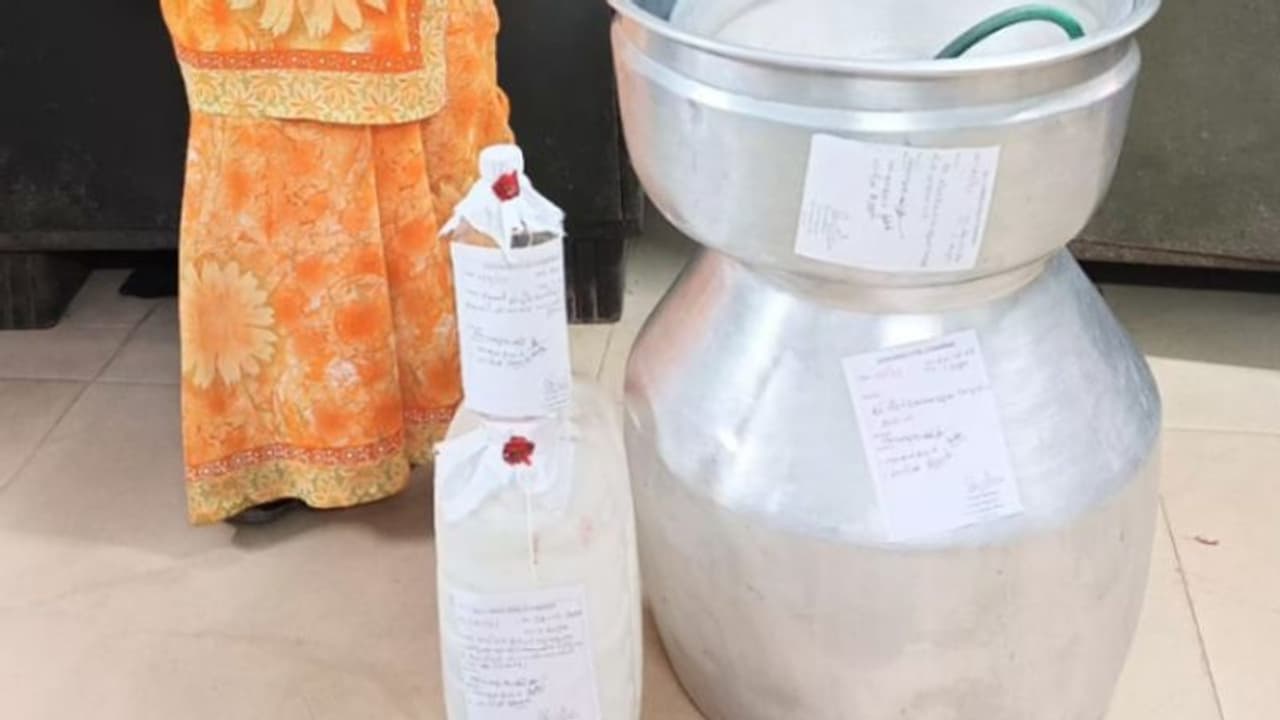 മന്നാറിൽ വീട്ടമ്മ അറസ്റ്റിൽ, വിൽപനയ്ക്ക് റെഡിയായ 7 ലിറ്ററും വാറ്റ് നിര്മാണ ഉപകരണങ്ങളും പിടിച്ചെടുത്തു മന്നാറിൽ വീട്ടമ്മ അറസ്റ്റിൽ, വിൽപനയ്ക്ക് റെഡിയായ 7 ലിറ്ററും വാറ്റ് നിര്മാണ ഉപകരണങ്ങളും പിടിച്ചെടുത്തു