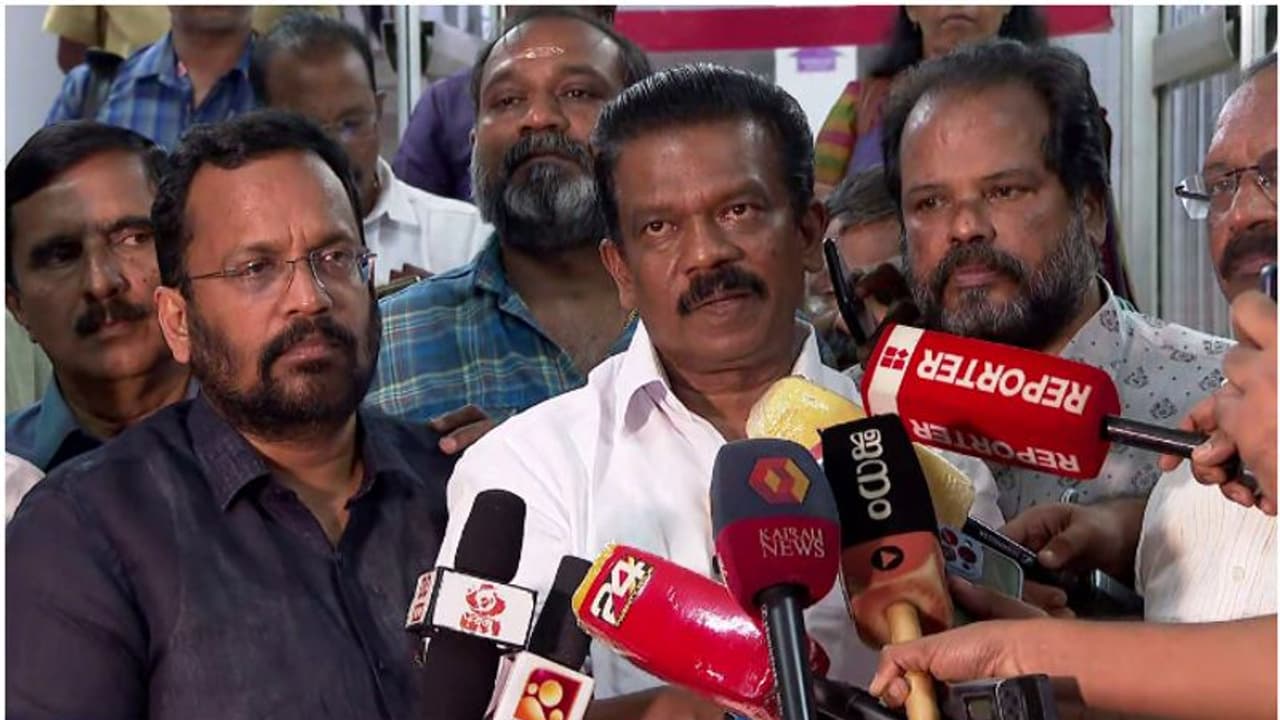 പൂരം പ്രതിസന്ധി; സർക്കാർ വിളിച്ച യോഗം തീരുമാനാമാകാതെ പിരിഞ്ഞു, കോടതിയോട് ചോദിക്കാതെ ചെയ്യാനാവില്ല;മന്ത്രിമാർ പൂരം പ്രതിസന്ധി; സർക്കാർ വിളിച്ച യോഗം തീരുമാനാമാകാതെ പിരിഞ്ഞു, കോടതിയോട് ചോദിക്കാതെ ചെയ്യാനാവില്ല;മന്ത്രിമാർ