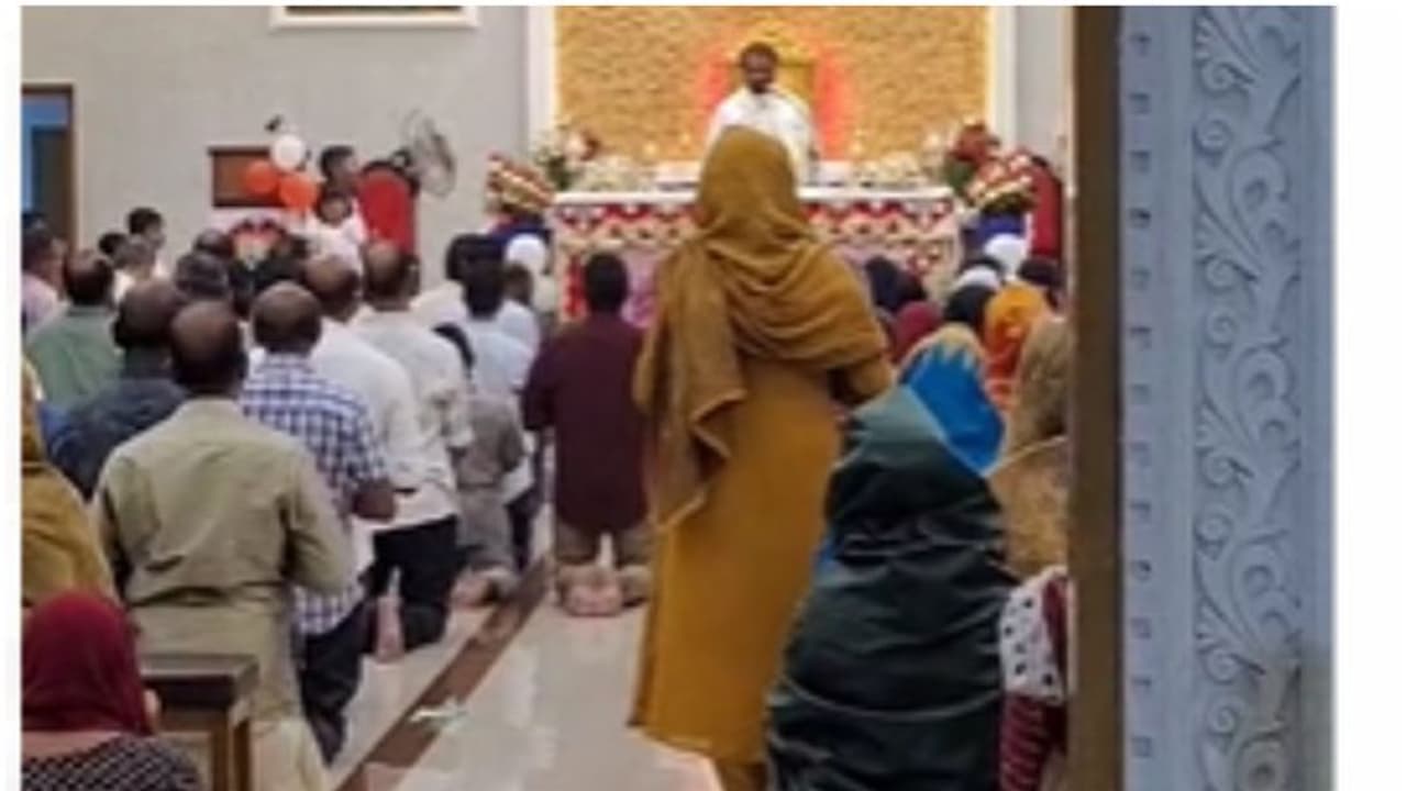 കുർബാനയെ ചൊല്ലി തർക്കം; എറണാകുളം ചിറ്റൂർ സെന്റ് തോമസ് പള്ളിയിൽ ജനാഭിമുഖ കുർബാന തടഞ്ഞവരെ അറസ്റ്റ് ചെയ്ത് നീക്കി കുർബാനയെ ചൊല്ലി തർക്കം; എറണാകുളം ചിറ്റൂർ സെന്റ് തോമസ് പള്ളിയിൽ ജനാഭിമുഖ കുർബാന തടഞ്ഞവരെ അറസ്റ്റ് ചെയ്ത് നീക്കി