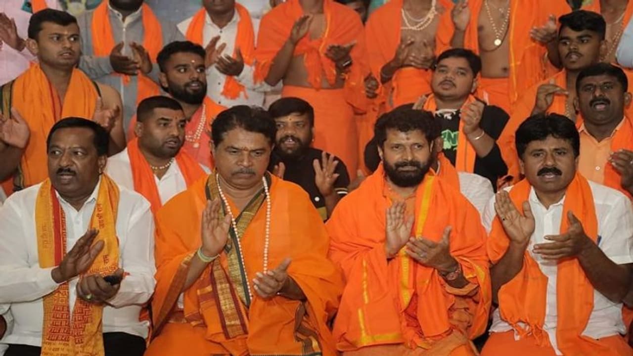 ಚಿಕ್ಕಮಗಳೂರು: ವಿಪಕ್ಷ ನಾಯಕ ದತ್ತ ಮಾಲೆ ಧಾರಣೆ, ದತ್ತ ಭಕ್ತರೊಂದಿಗೆ ಭಜನೆಯಲ್ಲಿ ಪಾಲ್ಗೊಂಡ ಅಶೋಕ್ 