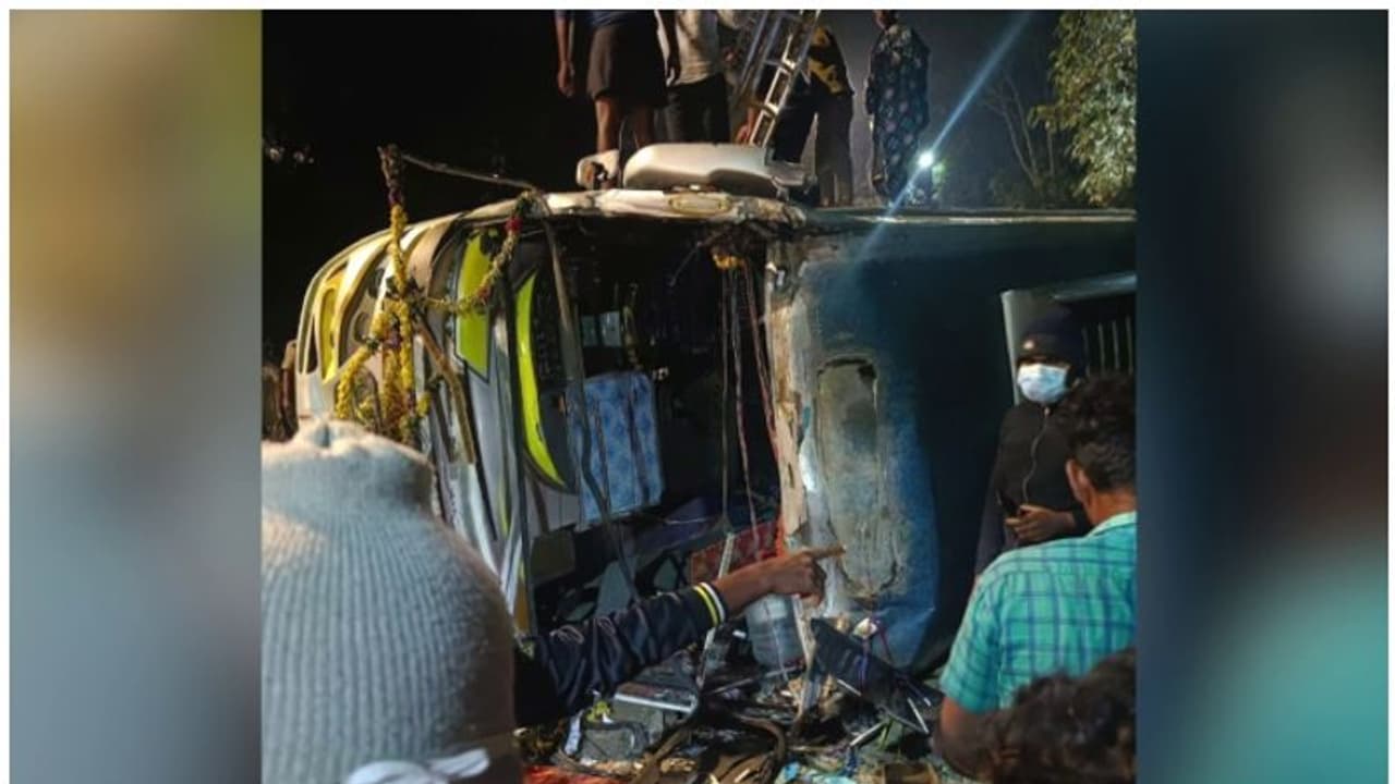 നിലയ്ക്കലിൽ ശബരിമല തീർത്ഥാടകരുടെ വാഹനം മറിഞ്ഞു; 13 പേർക്ക് പരിക്ക്, 2 പേരുടെ നില ഗുരുതരം നിലയ്ക്കലിൽ ശബരിമല തീർത്ഥാടകരുടെ വാഹനം മറിഞ്ഞു; 13 പേർക്ക് പരിക്ക്, 2 പേരുടെ നില ഗുരുതരം