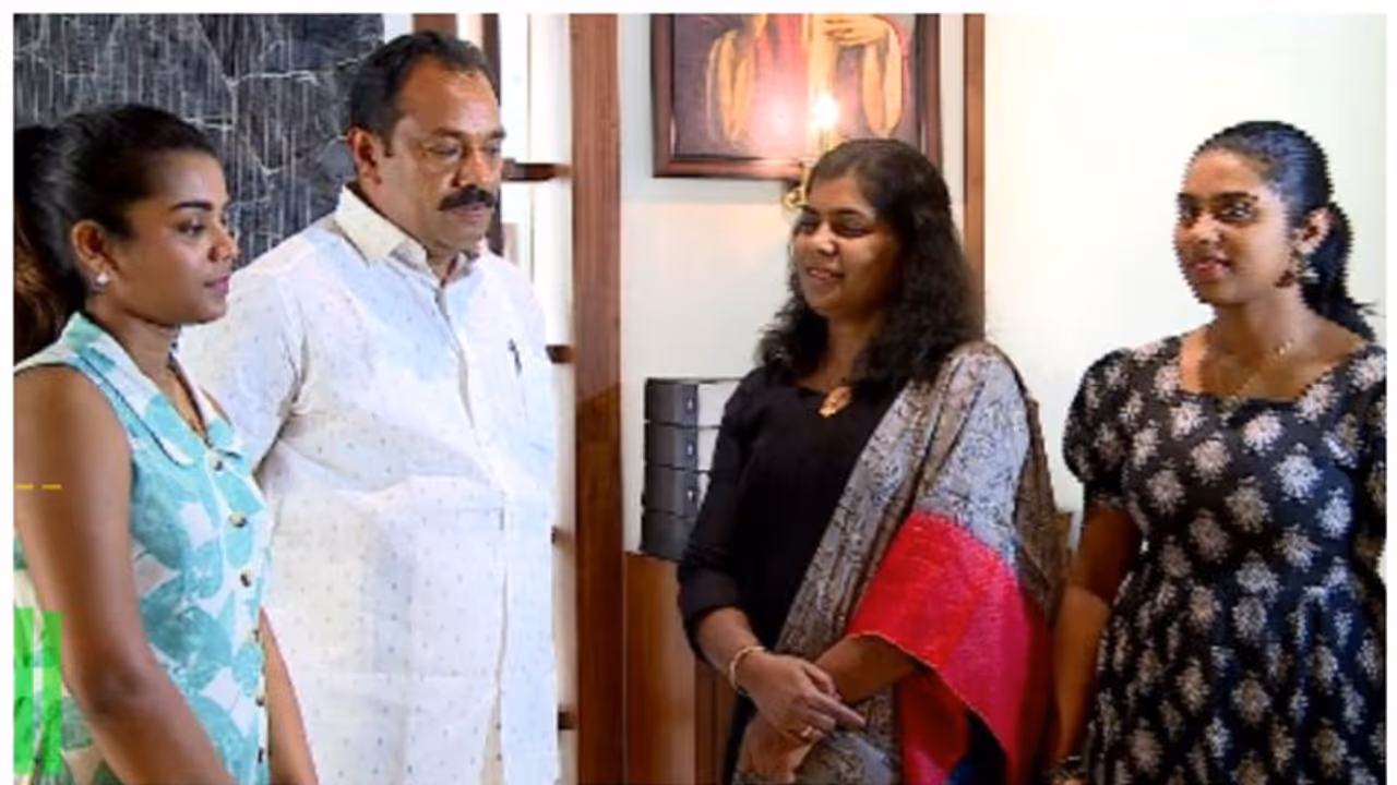 നന്മ നിറഞ്ഞ ക്രിസ്മസ് സമ്മാനം, സ്വന്തം വീടിനൊപ്പം മരിച്ചുപോയ സഹപാഠിയുടെ കുടുംബത്തിനും വീട് നിർമിച്ച് പ്രവാസി നന്മ നിറഞ്ഞ ക്രിസ്മസ് സമ്മാനം, സ്വന്തം വീടിനൊപ്പം മരിച്ചുപോയ സഹപാഠിയുടെ കുടുംബത്തിനും വീട് നിർമിച്ച് പ്രവാസി