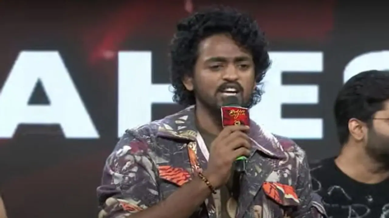 ఇంత కర్రెగా ఉన్నాడు వీడు హీరో ఏంటి అన్నారు.. ట్రోల్స్ పై సుమ కొడుకు రోషన్ సంచలన వ్యాఖ్యలు.. యాంకర్ ఎమోషనల్ ఇంత కర్రెగా ఉన్నాడు వీడు హీరో ఏంటి అన్నారు.. ట్రోల్స్ పై సుమ కొడుకు రోషన్ సంచలన వ్యాఖ్యలు.. యాంకర్ ఎమోషనల్