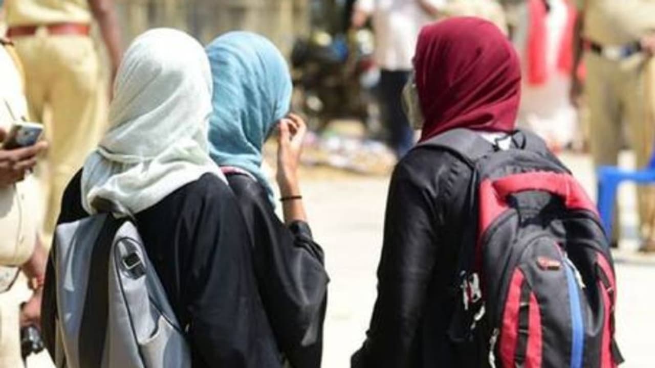 ഹിജാബിൽ ഒരു ഉത്തരവും പുറപ്പെടുവിച്ചിട്ടില്ല, ആഴത്തില് പരിശോധിച്ച് തീരുമാനമെടുക്കും: കർണാടക ആഭ്യന്തരമന്ത്രി ഹിജാബിൽ ഒരു ഉത്തരവും പുറപ്പെടുവിച്ചിട്ടില്ല, ആഴത്തില് പരിശോധിച്ച് തീരുമാനമെടുക്കും: കർണാടക ആഭ്യന്തരമന്ത്രി