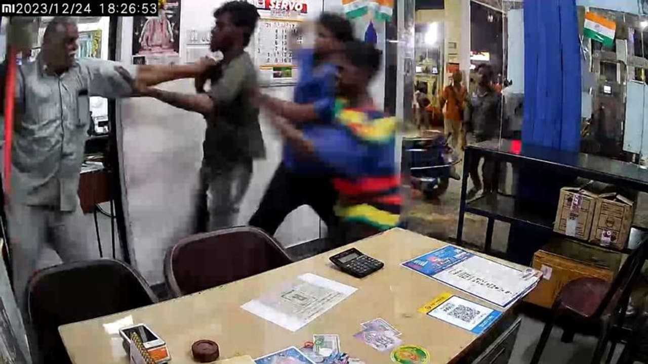 பெட்ரோல் நிரப்பியதற்கு பணம் கேட்ட பெட்ரோல் பங்க் மேலாளருக்கு அரிவாள் வெட்டு; வீடியோ வெளியாகி பரபரப்பு பெட்ரோல் நிரப்பியதற்கு பணம் கேட்ட பெட்ரோல் பங்க் மேலாளருக்கு அரிவாள் வெட்டு; வீடியோ வெளியாகி பரபரப்பு