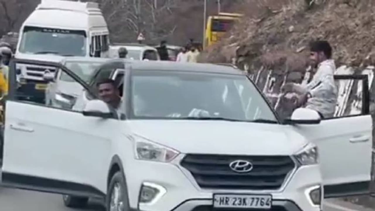 റോഡിലാണോ ഇമ്മാതിരി വേലയിറക്കുന്നത്? കാറിന്റെ ഇരുഡോറുകളും തുറന്ന് യാത്ര, വീഡിയോ റോഡിലാണോ ഇമ്മാതിരി വേലയിറക്കുന്നത്? കാറിന്റെ ഇരുഡോറുകളും തുറന്ന് യാത്ര, വീഡിയോ