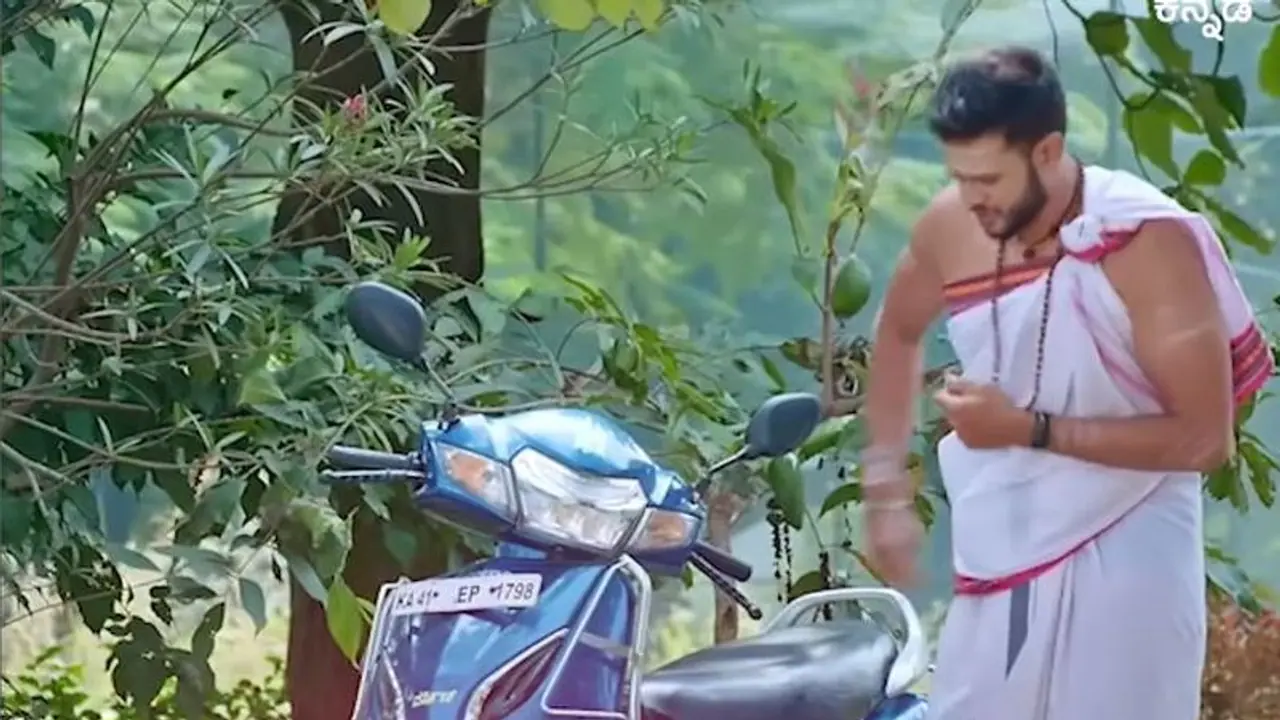 ರಾಮಾಚಾರಿ ಕಿಡ್ನ್ಯಾಪ್ ಪ್ಲಾನ್, ಮೃತ್ಯುಂಜಯ ಮಂತ್ರ ಪಠಿಸುತ್ತಿರುವ ಚಾರು; ಮಿಕ್ಸರ್ ಸೌಂಡ್ ಕೆಲಸ ಕೆಡಿಸಿತಾ!? ರಾಮಾಚಾರಿ ಕಿಡ್ನ್ಯಾಪ್ ಪ್ಲಾನ್, ಮೃತ್ಯುಂಜಯ ಮಂತ್ರ ಪಠಿಸುತ್ತಿರುವ ಚಾರು; ಮಿಕ್ಸರ್ ಸೌಂಡ್ ಕೆಲಸ ಕೆಡಿಸಿತಾ!?