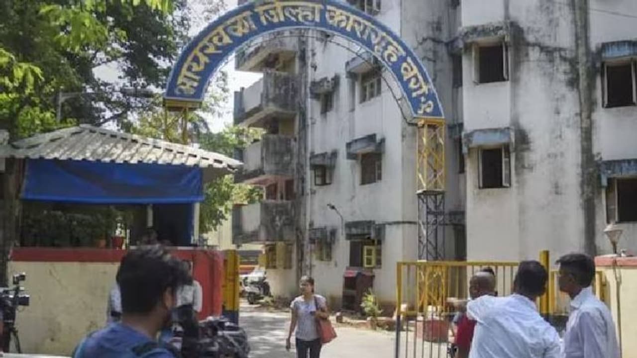 തടവുകാരി മാത്രമല്ല ഇനി റേഡിയോ ജോക്കിയും; വനിതാ ജയിലിൽ എഫ്.എം റേഡിയോ സെന്റർ തടവുകാരി മാത്രമല്ല ഇനി റേഡിയോ ജോക്കിയും; വനിതാ ജയിലിൽ എഫ്.എം റേഡിയോ സെന്റർ