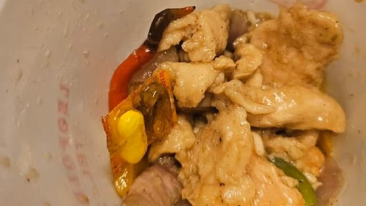 യുവാവിന് സ്വിഗ്ഗിയിൽ ഓർഡർ ചെയ്ത ഭക്ഷണത്തിൽ കിട്ടിയത് പാതിവെന്ത ഗുളിക..! യുവാവിന് സ്വിഗ്ഗിയിൽ ഓർഡർ ചെയ്ത ഭക്ഷണത്തിൽ കിട്ടിയത് പാതിവെന്ത ഗുളിക..!