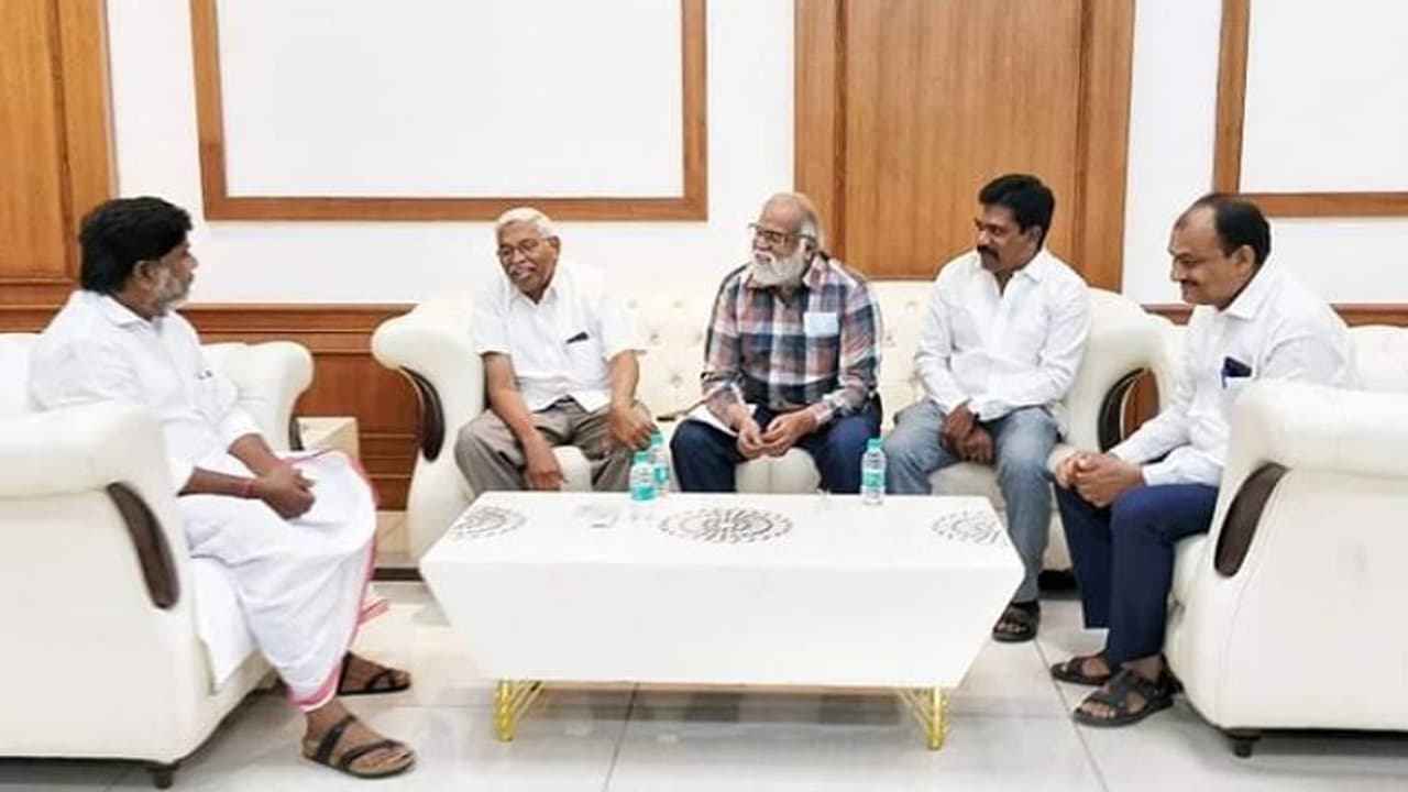 డిప్యూటీ సీఎం భట్టితో కోదండరామ్ భేటీ.. టీజేఎస్ చీఫ్ కు మంత్రి పదవి ఖాయమైనట్టేనా ? డిప్యూటీ సీఎం భట్టితో కోదండరామ్ భేటీ.. టీజేఎస్ చీఫ్ కు మంత్రి పదవి ఖాయమైనట్టేనా ?