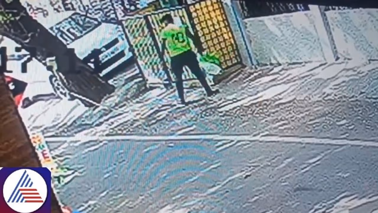 Woman alleges BBMP staff litter garbage in front of house at Murugeshpalya in Bengaluru (WATCH) Woman alleges BBMP staff litter garbage in front of house at Murugeshpalya in Bengaluru (WATCH)