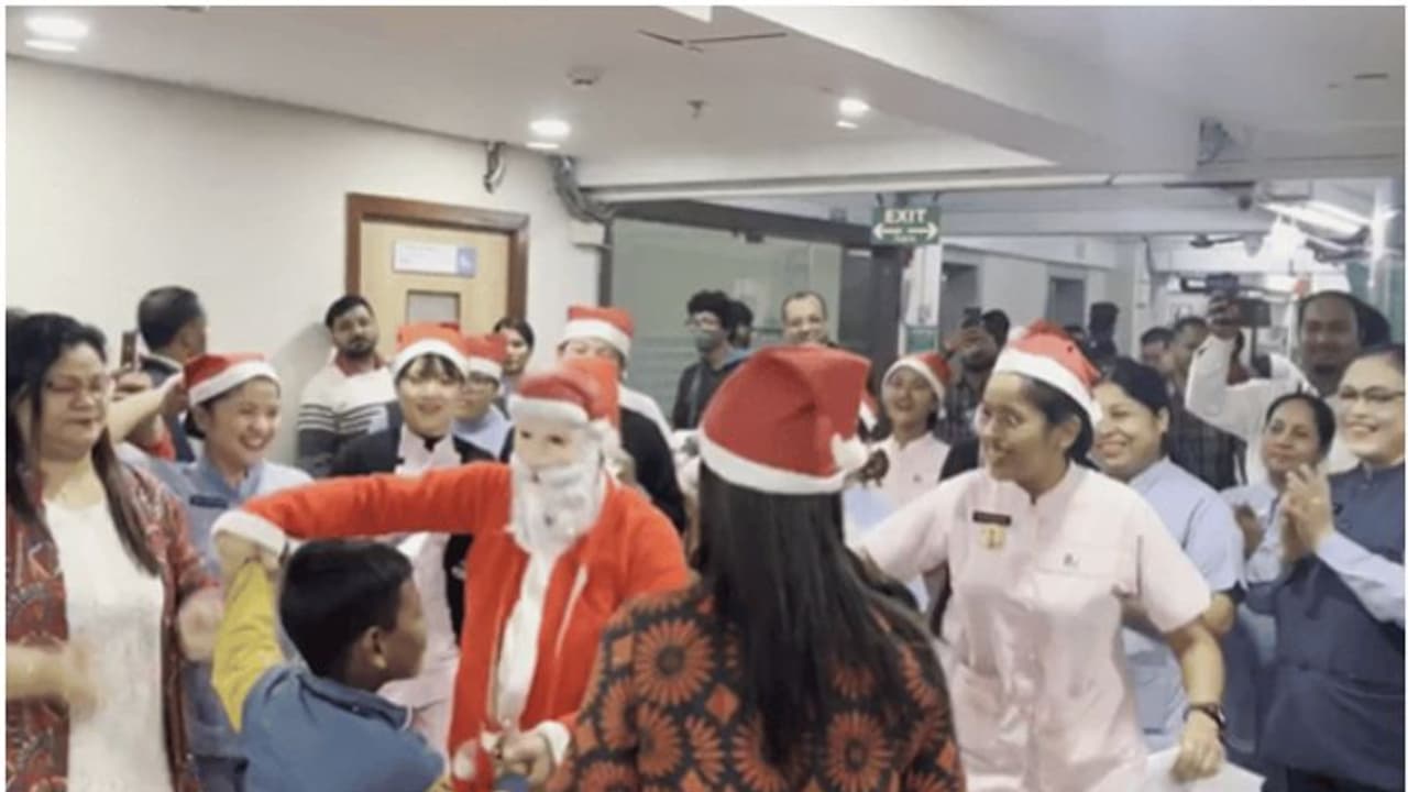 ഹൃദയം കവരും ഈ ക്രിസ്മസ് കരോൾ, രോഗികൾക്കും കൂട്ടിരിപ്പുകാർക്കുമായി ആശുപത്രി ജീവനക്കാരുടെ 'സ്നേഹ സമ്മാനം'