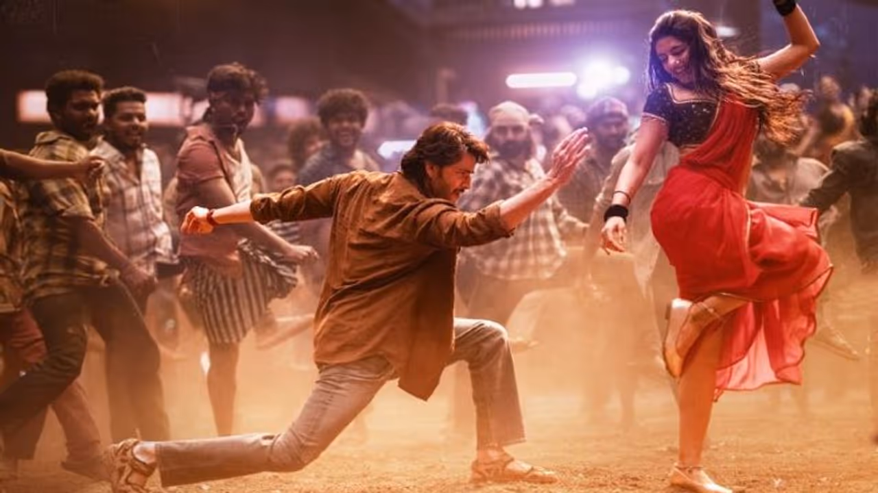 Guntur Kaaram : స్పైసీ సాంగ్ లో మహేశ్ బాబు, శ్రీలీలా.. సూపర్ స్టార్ ఫ్యాన్స్ కు అసలైన అప్డేట్! Guntur Kaaram : స్పైసీ సాంగ్ లో మహేశ్ బాబు, శ్రీలీలా.. సూపర్ స్టార్ ఫ్యాన్స్ కు అసలైన అప్డేట్!