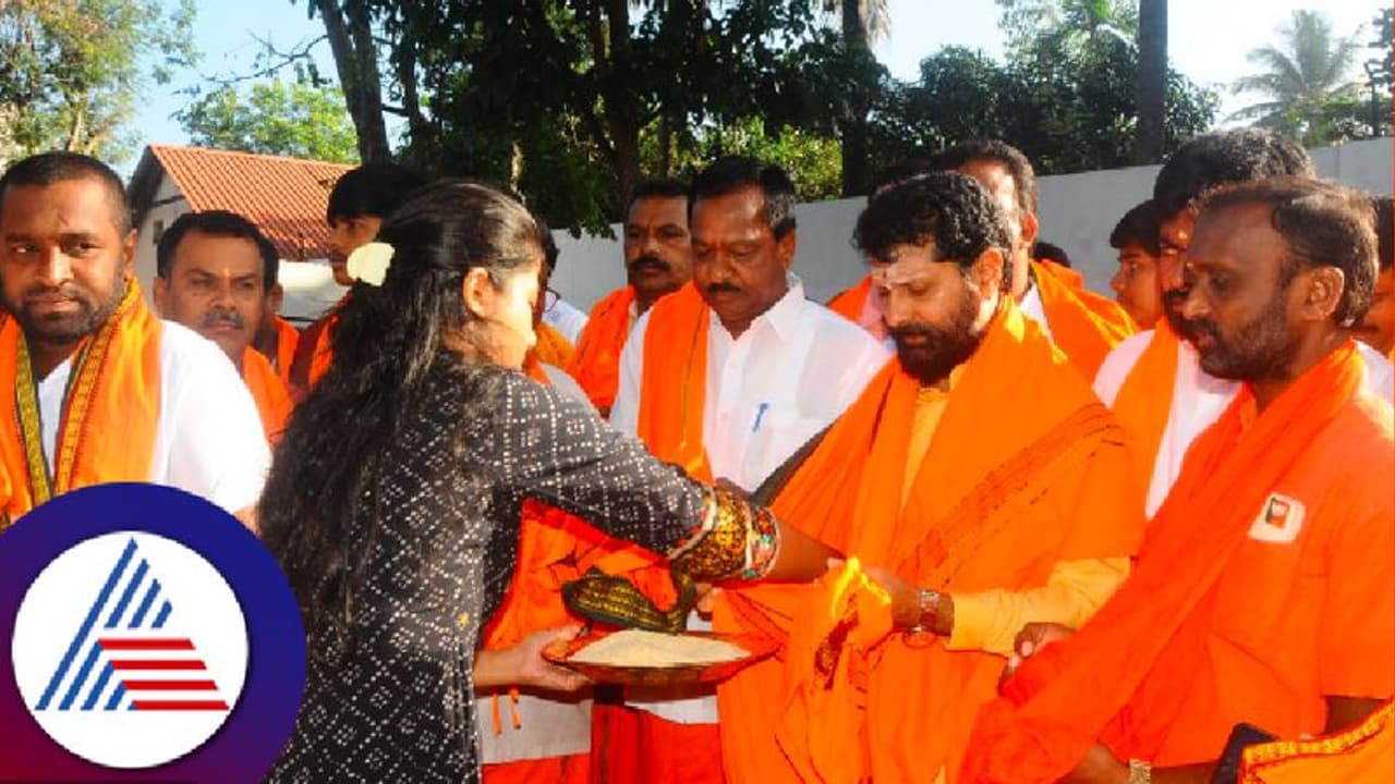 ದತ್ತ ಜಯಂತಿ: ದತ್ತಮಾಲಾಧಾರಿ ಸಿ ಟಿ ರವಿಯಿಂದ ಮನೆ ಮನೆಗೆ ತೆರಳಿ ಭಿಕ್ಷಾಟನೆ