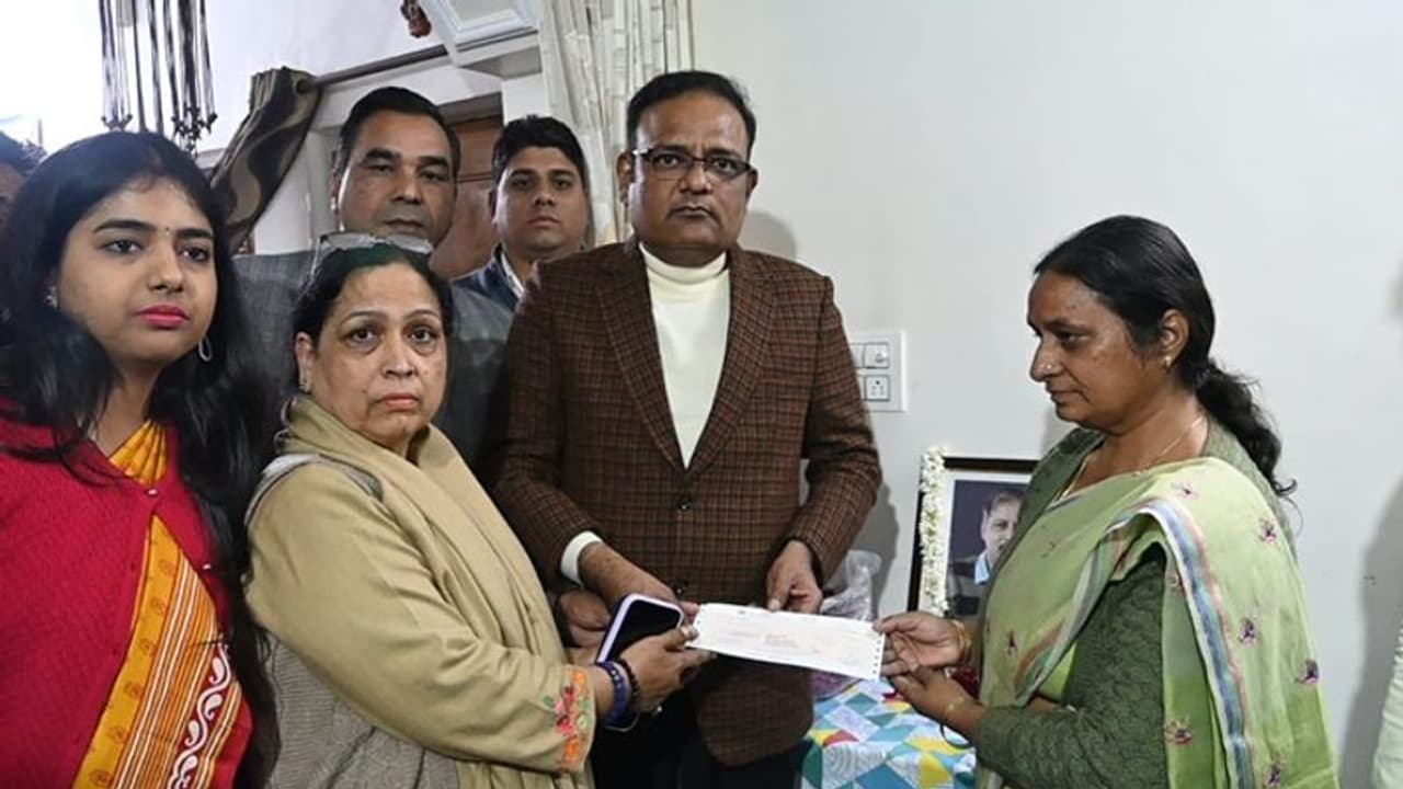 கொரோனாவால் உயிரிழந்த டெல்லி அரசு ஊழியர் குடும்பத்துக்கு ரூ.1 கோடி இழப்பீடு!