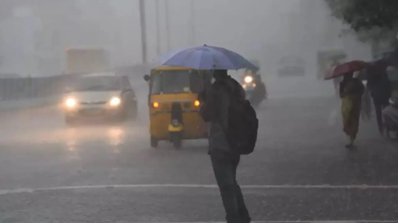 10 ജില്ലകളില്‍ ഓറഞ്ച് അലേര്‍ട്ട്, വിവിധ ജില്ലകളിലെ വിദ്യാഭ്യാസ സ്ഥാപനങ്ങള്‍ക്ക് അവധി; തമിഴ്നാട്ടില്‍ കനത്ത മഴ 