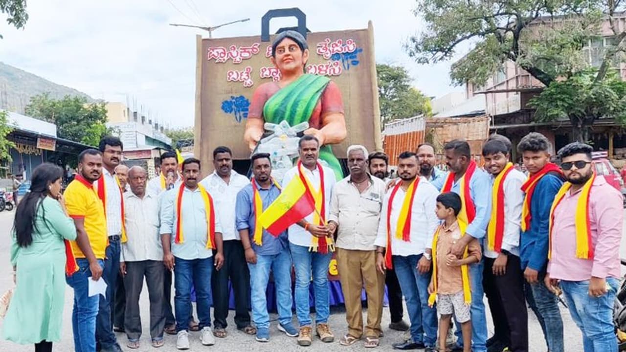 ಮೈಸೂರು : ಎಲ್ಲಾ ಅಂಗಡಿಗಳಲ್ಲಿ ಕನ್ನಡ ನಾಮಫಲಕ ಅಳವಡಿಸಿ : ಕರವೇ ಮೈಸೂರು : ಎಲ್ಲಾ ಅಂಗಡಿಗಳಲ್ಲಿ ಕನ್ನಡ ನಾಮಫಲಕ ಅಳವಡಿಸಿ : ಕರವೇ