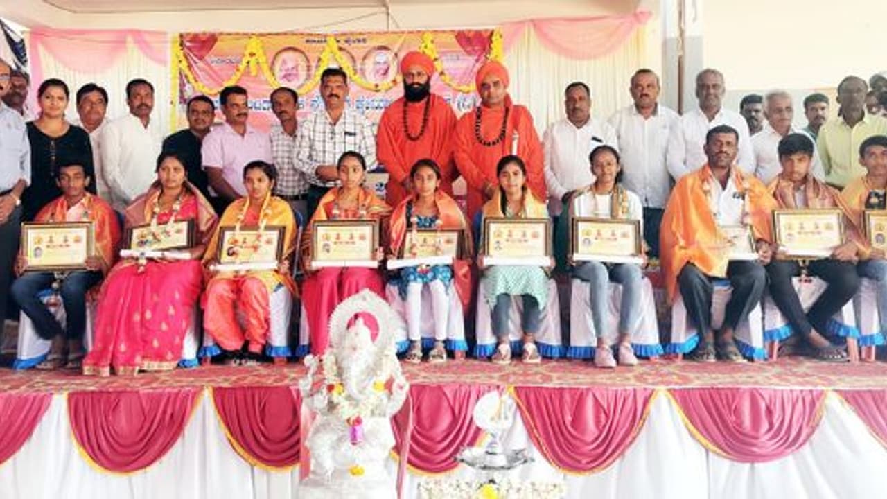 ಕೆಲವರು ತಮ್ಮ ಹಿತಾಸಕ್ತಿಗಾಗಿ ಸಮಾಜ ಒಡೆಯಲು ಯತ್ನಿಸುತ್ತಿದ್ದಾರೆ : ತ್ರಿನೇತ್ರ ಮಹಾಂತ ಶಿವಯೋಗಿ ಸ್ವಾಮೀಜಿ