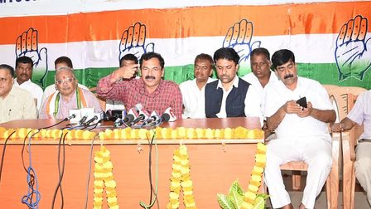 ಸರ್ಕ್ಯೂಟ್ ಜಾತ್ರೆಗೆ ಅನುಮತಿ ನೀಡಿದ ಮಂಡ್ಯ ಜಿಲ್ಲಾಡಳಿತದ ವಿರುದ್ಧ ಕ್ರಮಕ್ಕೆ ಆಗ್ರಹ ಸರ್ಕ್ಯೂಟ್ ಜಾತ್ರೆಗೆ ಅನುಮತಿ ನೀಡಿದ ಮಂಡ್ಯ ಜಿಲ್ಲಾಡಳಿತದ ವಿರುದ್ಧ ಕ್ರಮಕ್ಕೆ ಆಗ್ರಹ