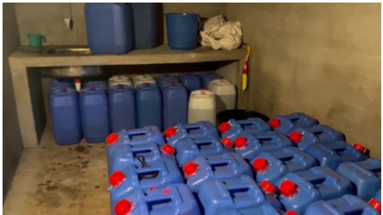 കോഴി ഫാമിന്‍റെ മറവിൽ വ്യാജ മദ്യ നിർമാണകേന്ദ്രം; ബിജെപി മുൻ പഞ്ചായത്തംഗം അടക്കം രണ്ട് പേര്‍ അറസ്റ്റിൽ