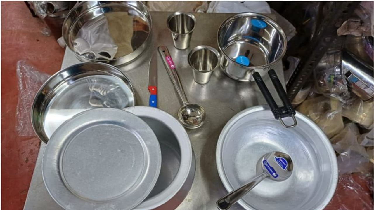  തമിഴ്നാട്ടിലെ പ്രളയ ബാധിതർക്ക് കൈത്താങ്ങായി കേരളം, ആറ് ലോഡ് അയച്ചു, അഞ്ച് ലോഡ് തയ്യാർ, ഇനി വേണ്ടത് പാത്രങ്ങൾ