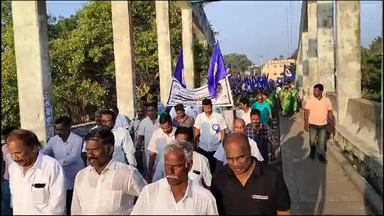 சுனாமி கோர தாண்டவத்தின் 19ம் ஆண்டு நினைவு தினம்; பொதுமக்கள் கடற்கரையில் பால் ஊற்றி அஞ்சலி சுனாமி கோர தாண்டவத்தின் 19ம் ஆண்டு நினைவு தினம்; பொதுமக்கள் கடற்கரையில் பால் ஊற்றி அஞ்சலி