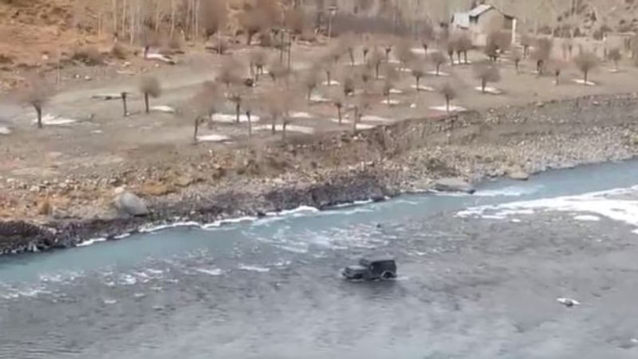 ട്രാഫിക്ക് ബ്ലോക്ക് ബൈപ്പാസ് ചെയ്യാന് നദിയിലൂടെ സാഹസിക ഡ്രൈവ്, താർ ഉടമയ്ക്കെതിരെ കേസ് ട്രാഫിക്ക് ബ്ലോക്ക് ബൈപ്പാസ് ചെയ്യാന് നദിയിലൂടെ സാഹസിക ഡ്രൈവ്, താർ ഉടമയ്ക്കെതിരെ കേസ്