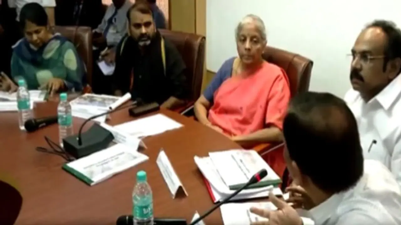 தூத்துக்குடி வெள்ளம்.. மக்களை நேரில் சந்திக்கும் அமைச்சர் நிர்மலா சீதாராமன் மாவட்ட நிர்வாகத்துடன் ஆய்வு கூட்