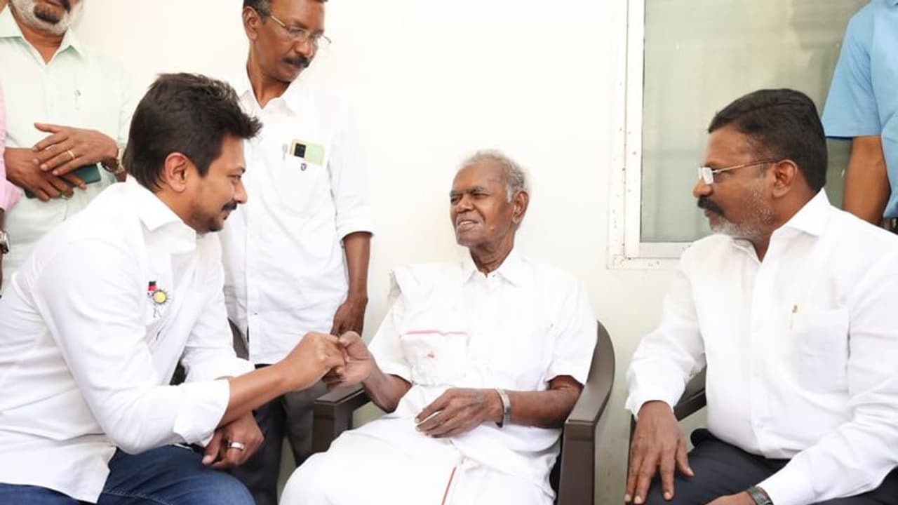 ‘தகைசால் தமிழர்’ நல்லகண்ணுவின் 99 வது பிறந்தநாள்.. நேரில் சந்தித்து வாழ்த்திய உதயநிதி ஸ்டாலின்.. ‘தகைசால் தமிழர்’ நல்லகண்ணுவின் 99 வது பிறந்தநாள்.. நேரில் சந்தித்து வாழ்த்திய உதயநிதி ஸ்டாலின்..