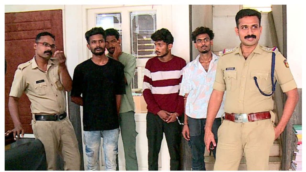 ന്യൂയറിന് കൊണ്ടുവന്ന കഞ്ചാവിന് ഗുണം പോരാ, അടിപിടി; 4 പേർ അറസ്റ്റിൽ ന്യൂയറിന് കൊണ്ടുവന്ന കഞ്ചാവിന് ഗുണം പോരാ, അടിപിടി; 4 പേർ അറസ്റ്റിൽ