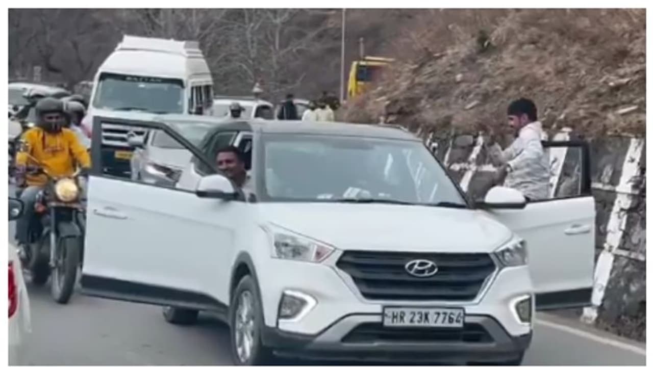 ഡോറുകള് തുറന്ന് വച്ച്, തിരക്കേറിയ റോഡില് യുവാക്കളുടെ അഭ്യാസം; രൂക്ഷമായി പ്രതികരിച്ച് സോഷ്യല് മീഡിയ ! ഡോറുകള് തുറന്ന് വച്ച്, തിരക്കേറിയ റോഡില് യുവാക്കളുടെ അഭ്യാസം; രൂക്ഷമായി പ്രതികരിച്ച് സോഷ്യല് മീഡിയ !