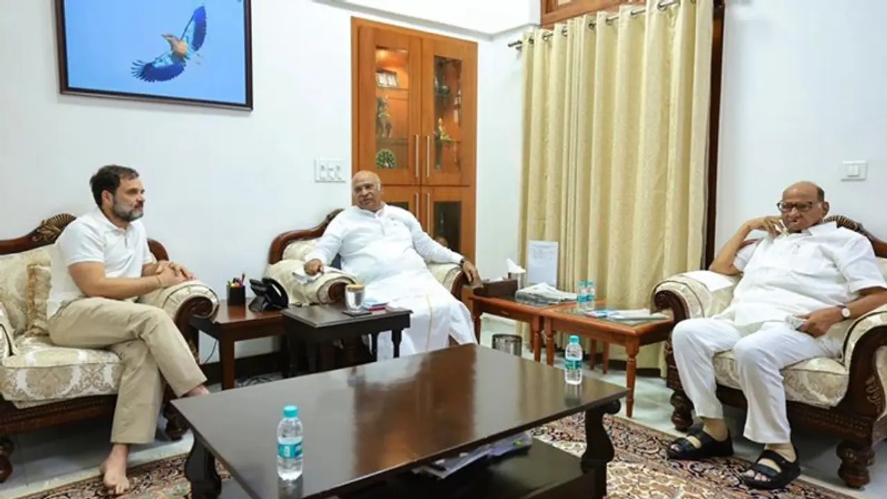 ಖರ್ಗೆ ಪ್ರಧಾನಿ ಅಭ್ಯರ್ಥಿಗೆ ಇಂಡಿಯಾದಲ್ಲೀಗ ಭಿನ್ನ ರಾಗ, ಶರದ್ ಪವಾರ್ ಅಪಸ್ವರ ಖರ್ಗೆ ಪ್ರಧಾನಿ ಅಭ್ಯರ್ಥಿಗೆ ಇಂಡಿಯಾದಲ್ಲೀಗ ಭಿನ್ನ ರಾಗ, ಶರದ್ ಪವಾರ್ ಅಪಸ್ವರ