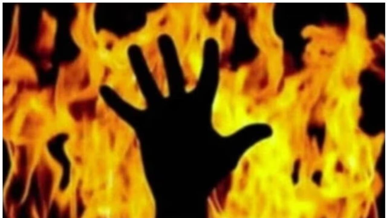 മന്ത്രവാദം നടത്തിയെന്നാരോപിച്ച് ആദിവാസി യുവതിയെ അക്രമികൾ തീകൊളുത്തിക്കൊന്നു മന്ത്രവാദം നടത്തിയെന്നാരോപിച്ച് ആദിവാസി യുവതിയെ അക്രമികൾ തീകൊളുത്തിക്കൊന്നു