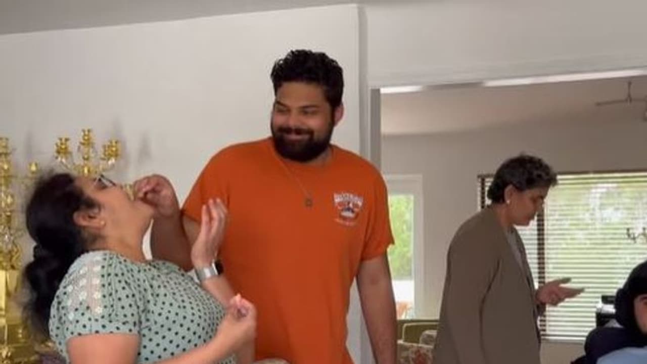 மனைவியின் 51 ஆவது பிறந்தநாள்.. சிம்பிளாக கொண்டாடிய வீடியோவை வெளியிட்ட நடிகர் நெப்போலியன்! மனைவியின் 51 ஆவது பிறந்தநாள்.. சிம்பிளாக கொண்டாடிய வீடியோவை வெளியிட்ட நடிகர் நெப்போலியன்!