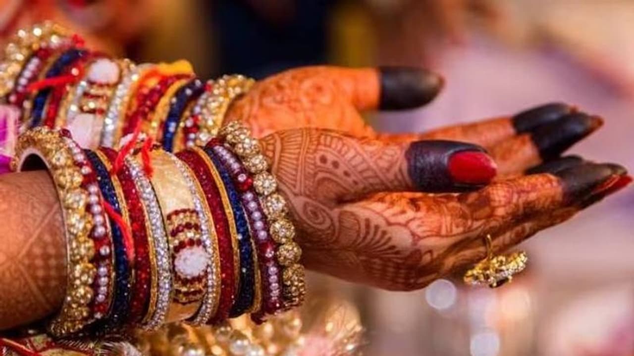 70 ാം വയസ്സിൽ 56 കാരിയെ വിവാഹം ചെയ്തു, 3.61 കോടിയുടെ വീടും വിറ്റ് കാശും കൈക്കലാക്കി ഭാര്യ