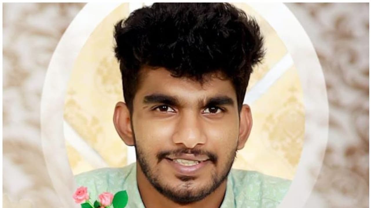 മിനിബസും ബൈക്കും കൂട്ടിയിടിച്ചു, പരിക്കേറ്റ യുവാവ് ചികിത്സയിലിരിക്കെ മരിച്ചു മിനിബസും ബൈക്കും കൂട്ടിയിടിച്ചു, പരിക്കേറ്റ യുവാവ് ചികിത്സയിലിരിക്കെ മരിച്ചു