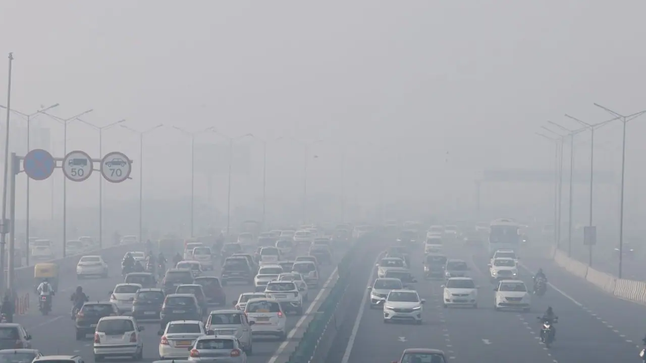 Foggy conditions stall 26 trains in Delhi; IMD forecasts colder spell in central India