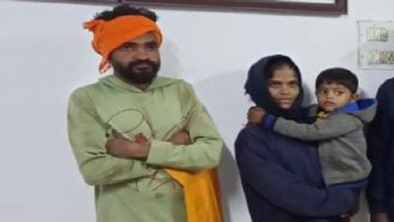 ಚಿಕ್ಕಮಗಳೂರು: ದಾರಿ ತಪ್ಪಿಸಿಕೊಂಡು ಹೋಗುತ್ತಿದ್ದ ಮಗುವಿನ ರಕ್ಷಣೆ, ಸ್ಥಳೀಯರ ಕಾರ್ಯಕ್ಕೆ ಮೆಚ್ಚುಗೆ ಚಿಕ್ಕಮಗಳೂರು: ದಾರಿ ತಪ್ಪಿಸಿಕೊಂಡು ಹೋಗುತ್ತಿದ್ದ ಮಗುವಿನ ರಕ್ಷಣೆ, ಸ್ಥಳೀಯರ ಕಾರ್ಯಕ್ಕೆ ಮೆಚ್ಚುಗೆ