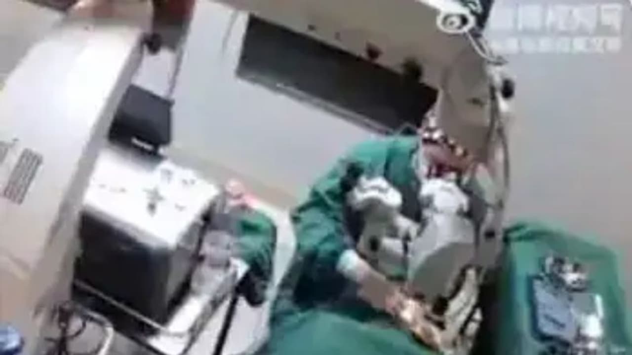 സര്ജറിക്കിടെ ഡോക്ടര് രോഗിയെ ഇടിച്ചു; വീഡിയോ വമ്പൻ വിവാദമാകുന്നു സര്ജറിക്കിടെ ഡോക്ടര് രോഗിയെ ഇടിച്ചു; വീഡിയോ വമ്പൻ വിവാദമാകുന്നു