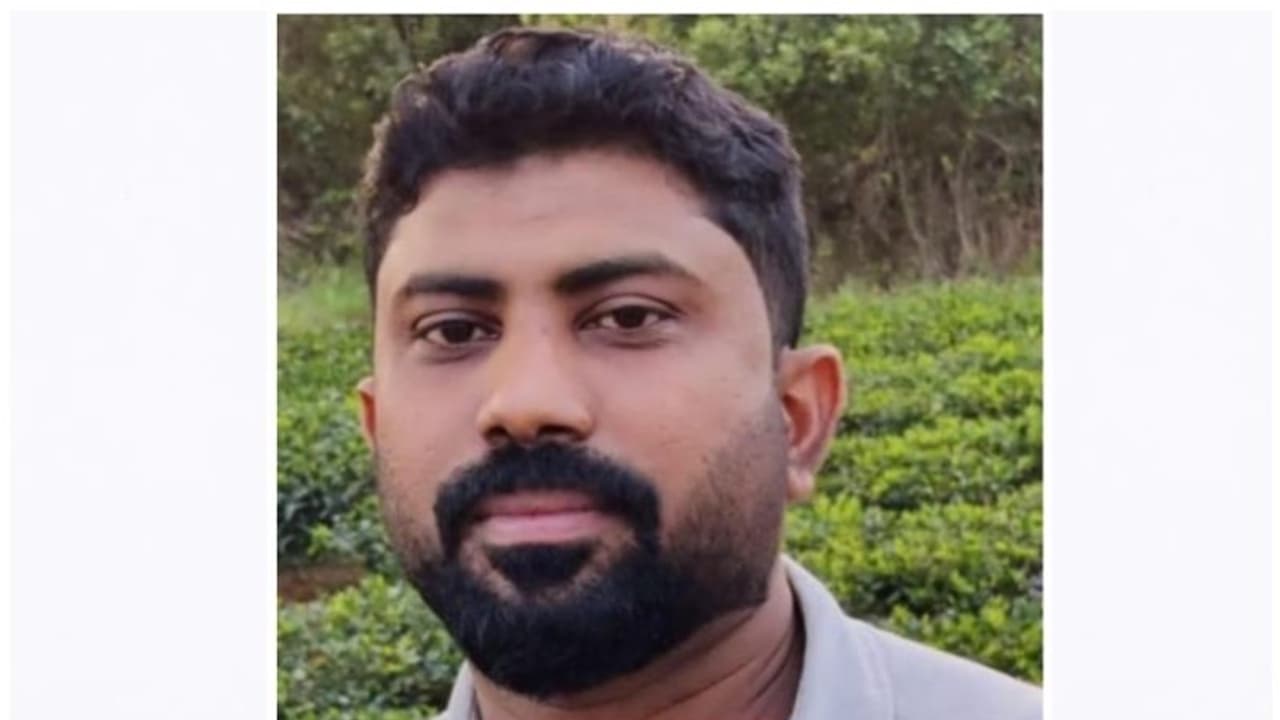 റിയാദിൽ സോഫ ഗോഡൗണിൽ തീപിടിച്ച് മലയാളി യുവാവ് മരിച്ചു; ഭാര്യയുമായി ഫോണിൽ സംസാരിക്കുന്നതിനിടെ ദാരുണാന്ത്യം റിയാദിൽ സോഫ ഗോഡൗണിൽ തീപിടിച്ച് മലയാളി യുവാവ് മരിച്ചു; ഭാര്യയുമായി ഫോണിൽ സംസാരിക്കുന്നതിനിടെ ദാരുണാന്ത്യം