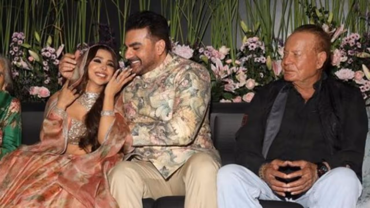 Salim Khan expresses happiness on Arbaaz Khan's 2nd marriage: "ye koi gunaah nahi.." Salim Khan expresses happiness on Arbaaz Khan's 2nd marriage: "ye koi gunaah nahi.."