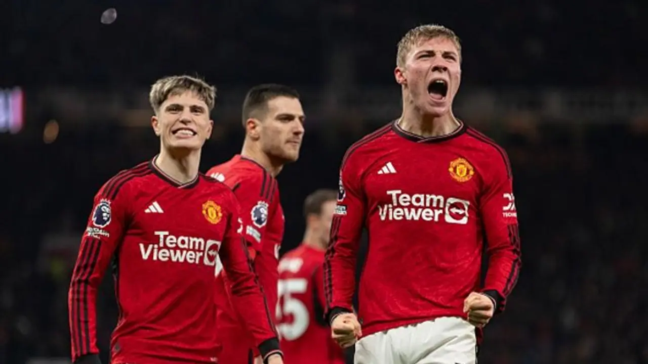Peter Drury's poetic commentary in Man United's thrilling win over Aston Villa gives fans goosebumps (WATCH) Peter Drury's poetic commentary in Man United's thrilling win over Aston Villa gives fans goosebumps (WATCH)