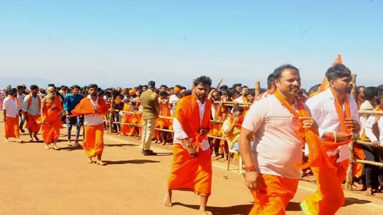 ಚಿಕ್ಕಮಗಳೂರು: ದತ್ತ ಜಯಂತಿಗೆ ಶಾಂತಿಯುತ ತೆರೆ, ಮಾಲಾಧಾರಿಗಳಿಗೆ ಪಾದುಕೆ ದರ್ಶನ ಚಿಕ್ಕಮಗಳೂರು: ದತ್ತ ಜಯಂತಿಗೆ ಶಾಂತಿಯುತ ತೆರೆ, ಮಾಲಾಧಾರಿಗಳಿಗೆ ಪಾದುಕೆ ದರ್ಶನ